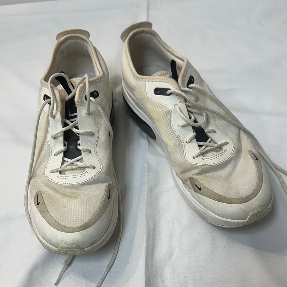 Nike Airmax women’s White Athletic Shoes 9.5